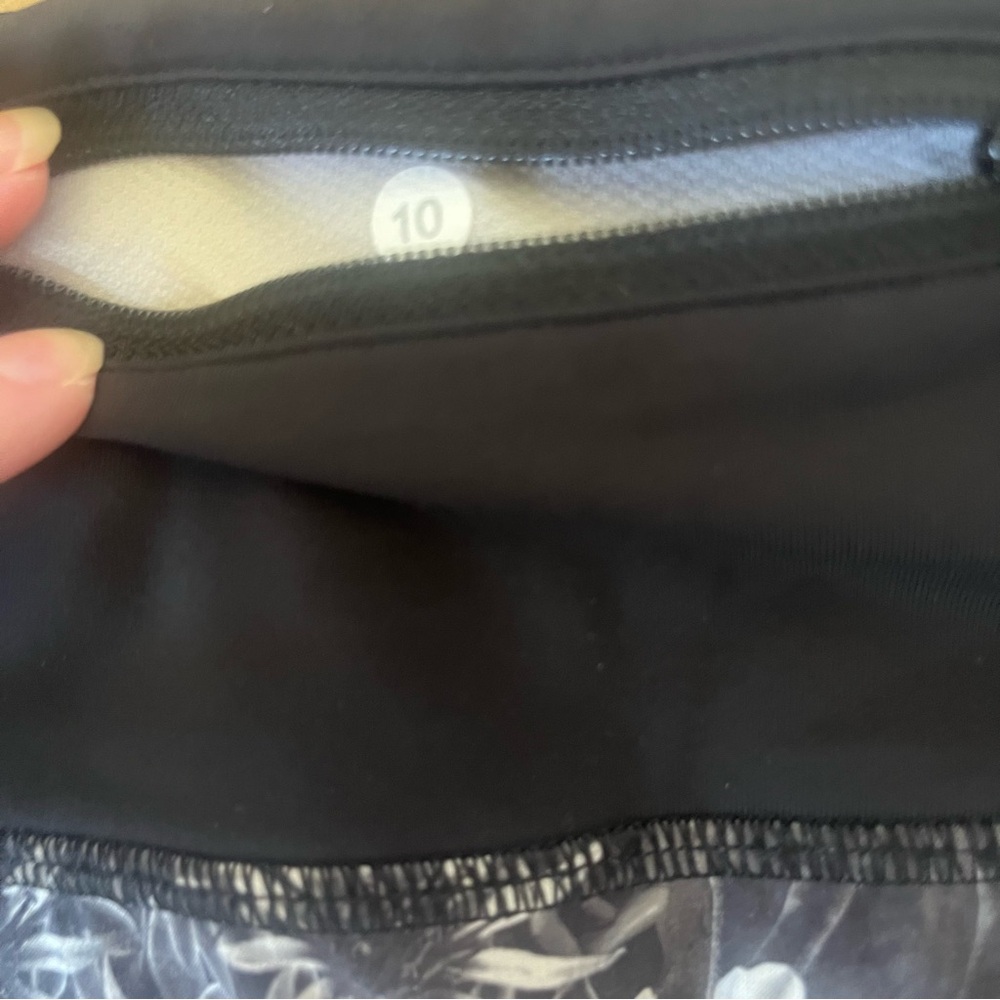 Lululemon Run Times Short Flowabunga black angel wing/black 10 - Picture 11 of 12
